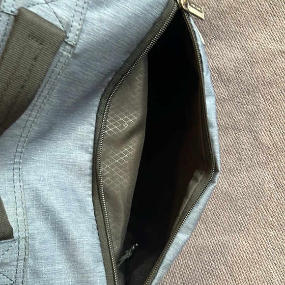 Samsonite Nylon Ripstop Messenger Bag - Picture 9 of 9